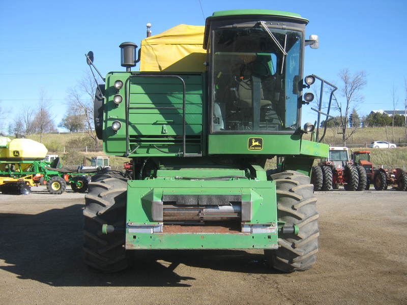 Combines & Harvesting Equipment  John Deere 6620 Titan ll Combine Photo